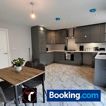 Spacious 4 Bedroom By Tara Stays Short Lets & Serviced Accommodation Aldershot With Free Wifi & Garden 外观 照片