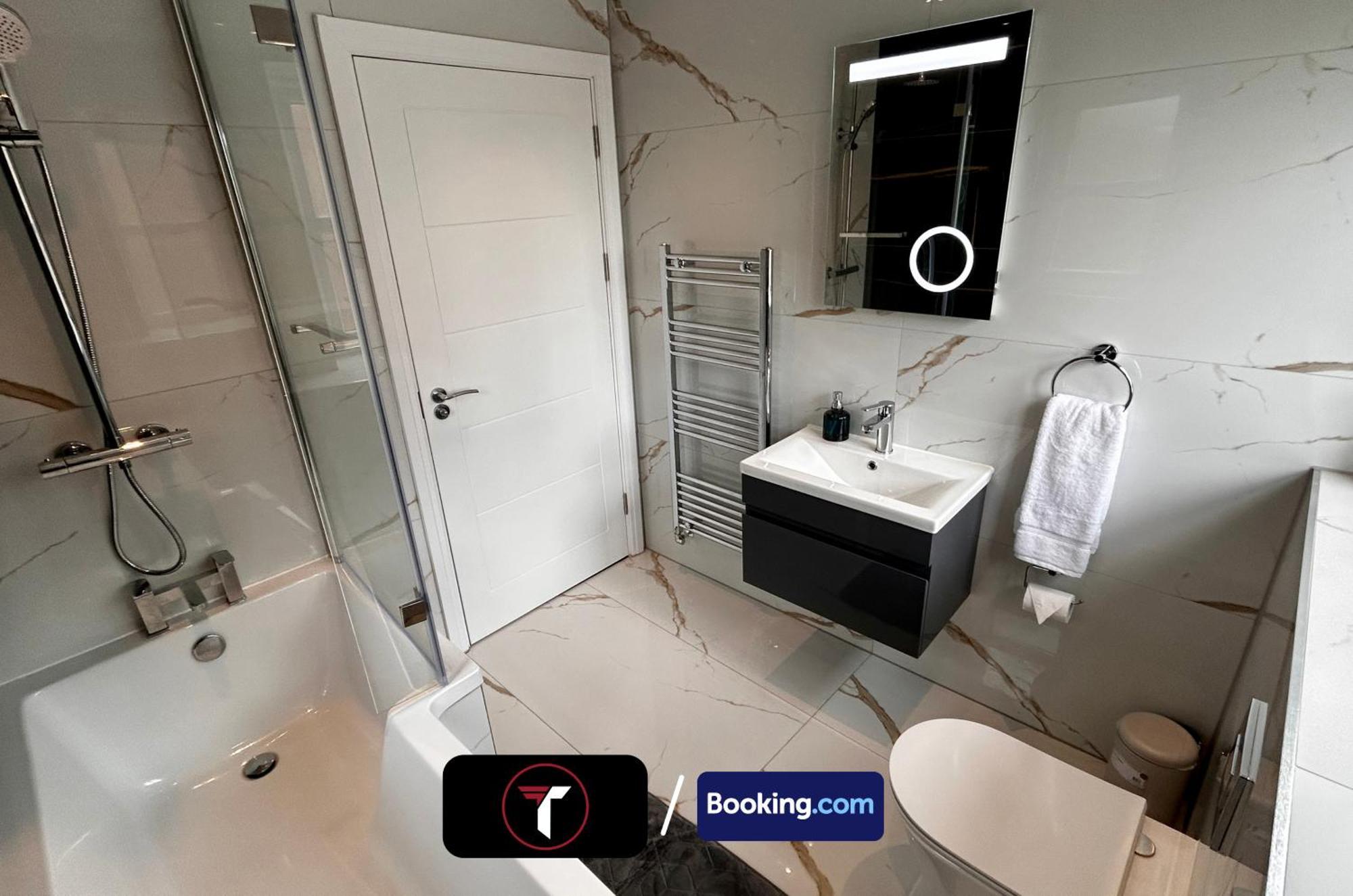 Spacious 4 Bedroom By Tara Stays Short Lets & Serviced Accommodation Aldershot With Free Wifi & Garden 外观 照片