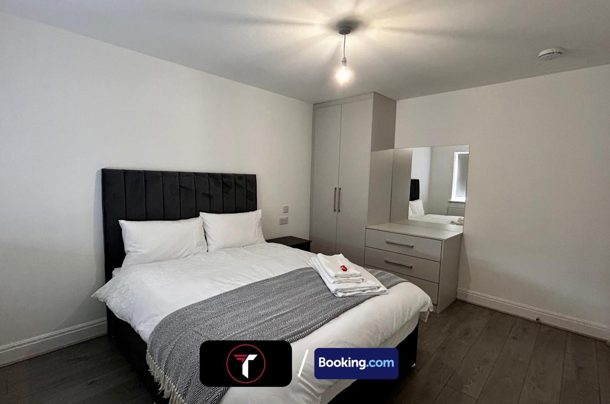 Spacious 4 Bedroom By Tara Stays Short Lets & Serviced Accommodation Aldershot With Free Wifi & Garden 外观 照片