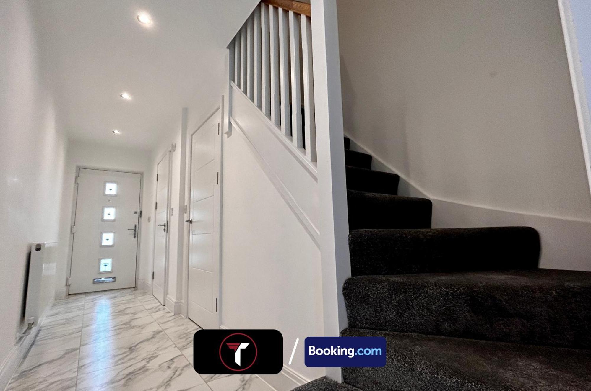 Spacious 4 Bedroom By Tara Stays Short Lets & Serviced Accommodation Aldershot With Free Wifi & Garden 外观 照片