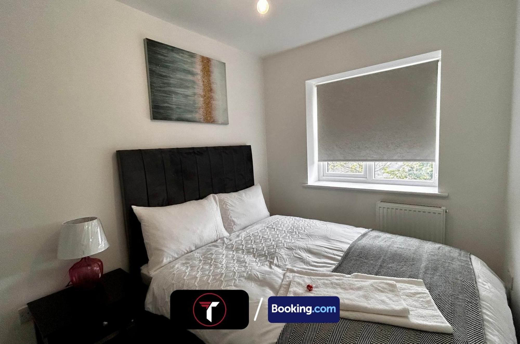 Spacious 4 Bedroom By Tara Stays Short Lets & Serviced Accommodation Aldershot With Free Wifi & Garden 外观 照片